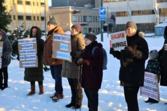 В Лаппеенранта сегодня прошла акция протеста против закрытия восточной границы. По оценкам корреспондента Yle, на митинге собралось около 50-60 демонстрантов. В основном это были россияне, которые живут в Финляндии и являются держателями паспортов двух стран. Mielenosoittajia. Открыть просмотрщик изображений Изображение: Kari Saastamoinen / Yle – Зачем я пришла сюда? Потому что закрытие границ – это плохо. У меня в России осталась сестра. Как она ко мне приедет? Отец моего сыны тоже там живет. Эта ситуация не нормальная, – заявила Маржан Какимова. Женщина полагает, что Финляндия и НАТО также виноваты в сложившейся ситуации. Она напомнила, что просители убежища прибывали и раньше, однако это не вызвало таких жестких мер. Marzhan Kakimova. Открыть просмотрщик изображений Маржан Какимова. Изображение: Kari Saastamoinen / Yle Еще один противник закрытия границ – это Владимир Иванов, который своими глазами видел, как мигранты прибывают в Финляндию. По его словам, велосипедисты едут к границе, а потом выкидывают свои паспорта, чтобы попросить убежища в Финляндии. – Половина моей семьи живет в Петербурге – это сын и внучки. А другая половина нашей семьи живет тут – это я, жена и дочка. Сложно комментировать [решение властей]. Люди сюда едут без документов, чтобы попросить убежище, – рассказал Владимир Иванов. Vladimir Ivanov. Открыть просмотрщик изображений Владимир Иванов. Изображение: Kari Saastamoinen / Yle Перед ратушей состоялась и другая демонстрация, которую устроили финны и украинцы. Их было около 10. Своей акцией они хотели напомнить причины, почему Финляндия вынуждена была закрыть КПП на границе. Демонстранты заявили, что причина кроется в действиях российской стороны и политике Владимира Путина. Ukraanalaisia mielenosoittajia. Открыть просмотрщик изображений Изображение: Kari Saastamoinen / Yle – На той демонстрации [против закрытия границ] не называют истинную причину, почему это произошло. Первопричина проблем на границе и с беженцами – это война в Украине и то, что российские власти способствуют этой незаконной миграции, – заявил Маури Киннунен. Mauri Kinnunen. Открыть просмотрщик изображений Маури Киннунен. Изображение: Kari Saastamoinen / Yle Он посетовал, что некоторые противники закрытия границ винят в произошедшем Финляндию, тогда как, по мнению Киннунена, причину стоит искать в России.