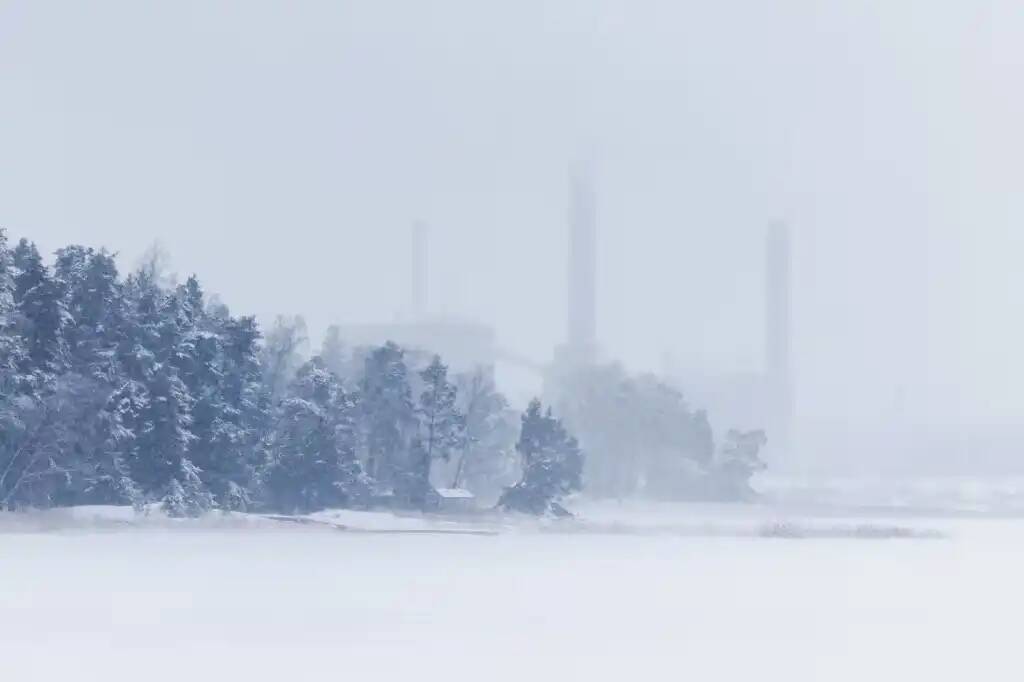 Пришедшие в Финляндию сильные холода увеличили потребление электроэнергии этой зимой до рекордного уровня, сообщает оператор электросетей Fingrid. Дефицита электроэнергии, однако, не возникнет, если не будет сильных сбоев в производстве или импорте, заявляют в компании. Во вторник и среду потребление достигло своего максимума на уровне более 14 500 мегаватт. В конце недели потребление может подняться до примерно 15 000 мегаватт, предсказывает Fingrid. Прошлой осенью оператор предполагал, что пик потребления может достигнуть 14 300 мегаватт в очень холодные и безветренные зимние дни. Поогода сейчас, однако, оказалась холоднее и ветренее, чем ожидалось в этом месяце. Большие объемы производства ветряной энергии влияют на цену электричества и таким образом на потребление.