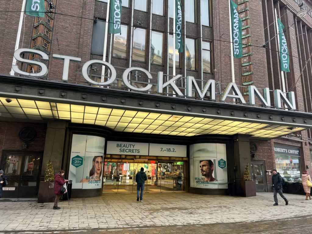 Полиция благодарит охранника магазина Stockmann, который помог задержать группу карманников