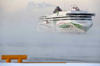 Пассажирский лайнер из-за сильного ветра врезался в пристань в Хельсинки
