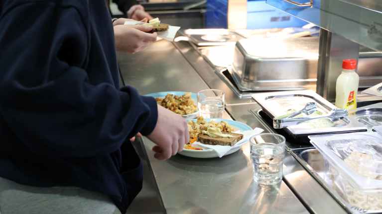 Школа лишила учеников подносов для обедов в целях охраны окружающей среды – некоторые учащиеся были вынуждены купить собственные