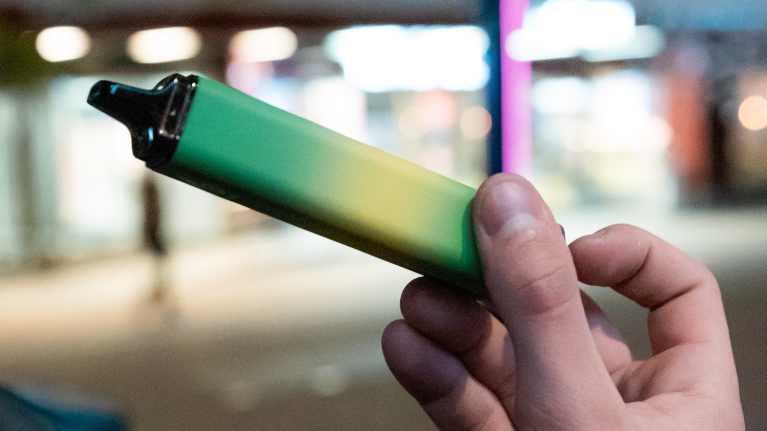 Исследование ВОЗ: каждый седьмой ученик девятого класса в Финляндии курит электронные сигареты