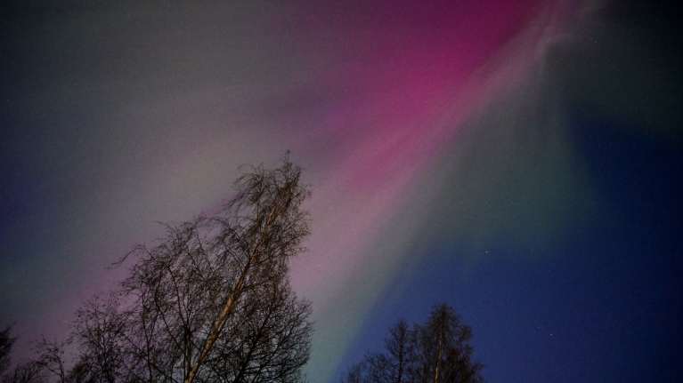 Мощная магнитная буря стала причиной северного сияния, которое видно вплоть до Центральной Европы — смотрите фото