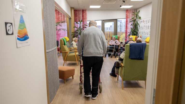 Очереди на услуги по уходу за пожилыми людьми часто длиннее, чем позволяет закон