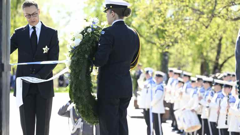 Президент Стубб возложил венок к мемориалу павших воинов