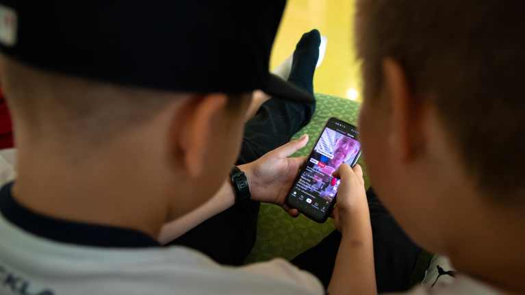 Школы уже сейчас могут ограничивать использование мобильных телефонов на уроках – министр образования: ”Не все школы это осознают”