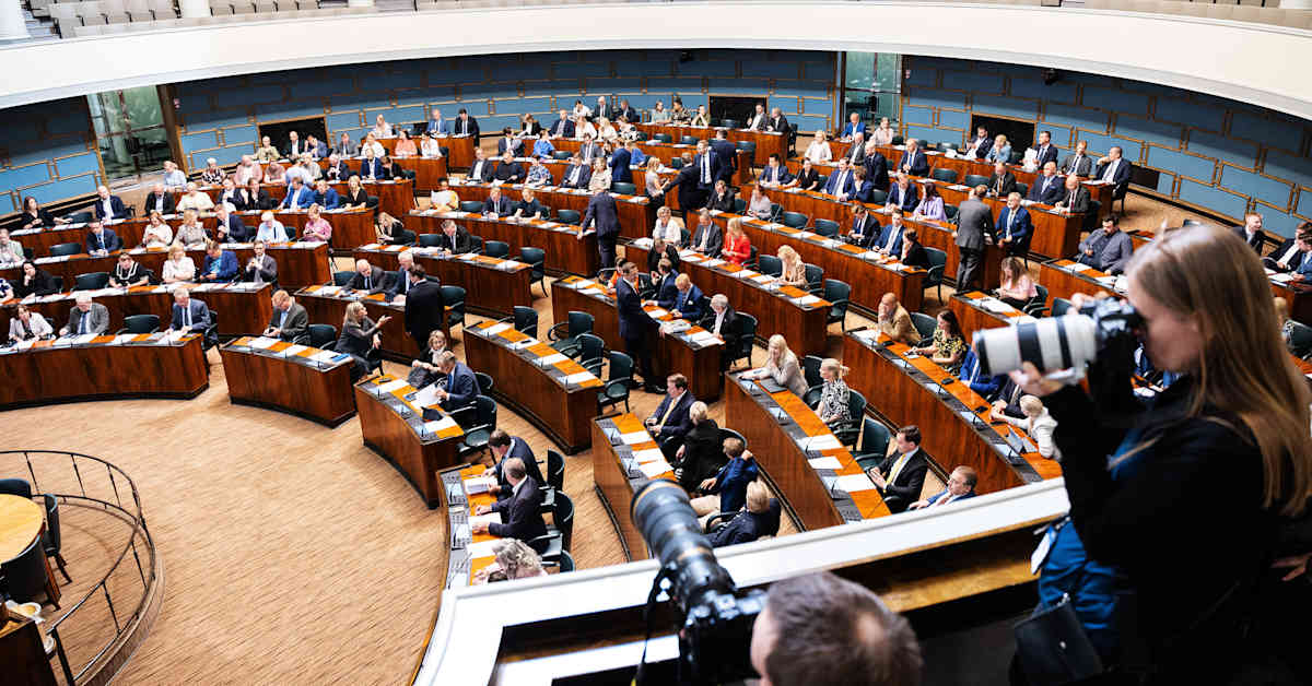 Парламент одобрил реформу закона о получении ВНЖ и закон об уменьшении прожиточного пособия для просителей убежища