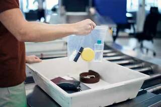 В столичном аэропорту снова установят строгие ограничения на провоз жидкостей – в ручной клади должны быть упаковки не более 100 мл