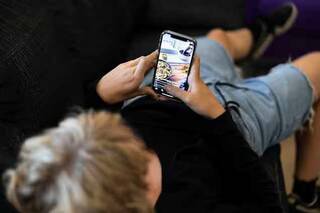 Хельсинки станет первым городом, который может ограничить использование смартфонов в школах
