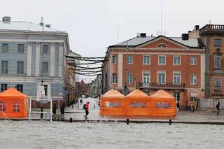 Перебои в работе телекоммуникационных сетей, уровень воды в море на рекордной высоте, десятки тысяч домов остаются без электричества – шторм Яри не сдает позиций